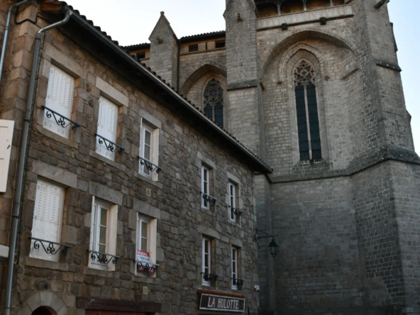 Immeuble avec Local Commercial et Appartements à La Chaise-Dieu 