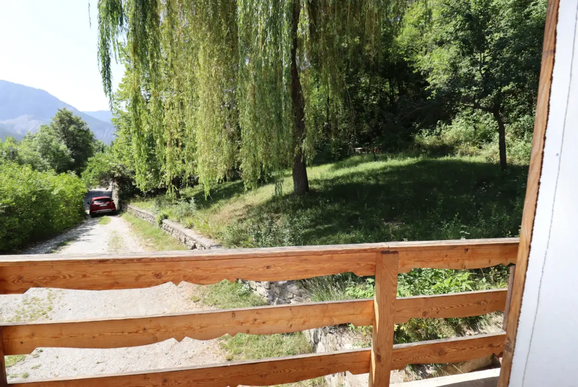 Maison spacieuse avec jardin à Beauvezer, près des montagnes 