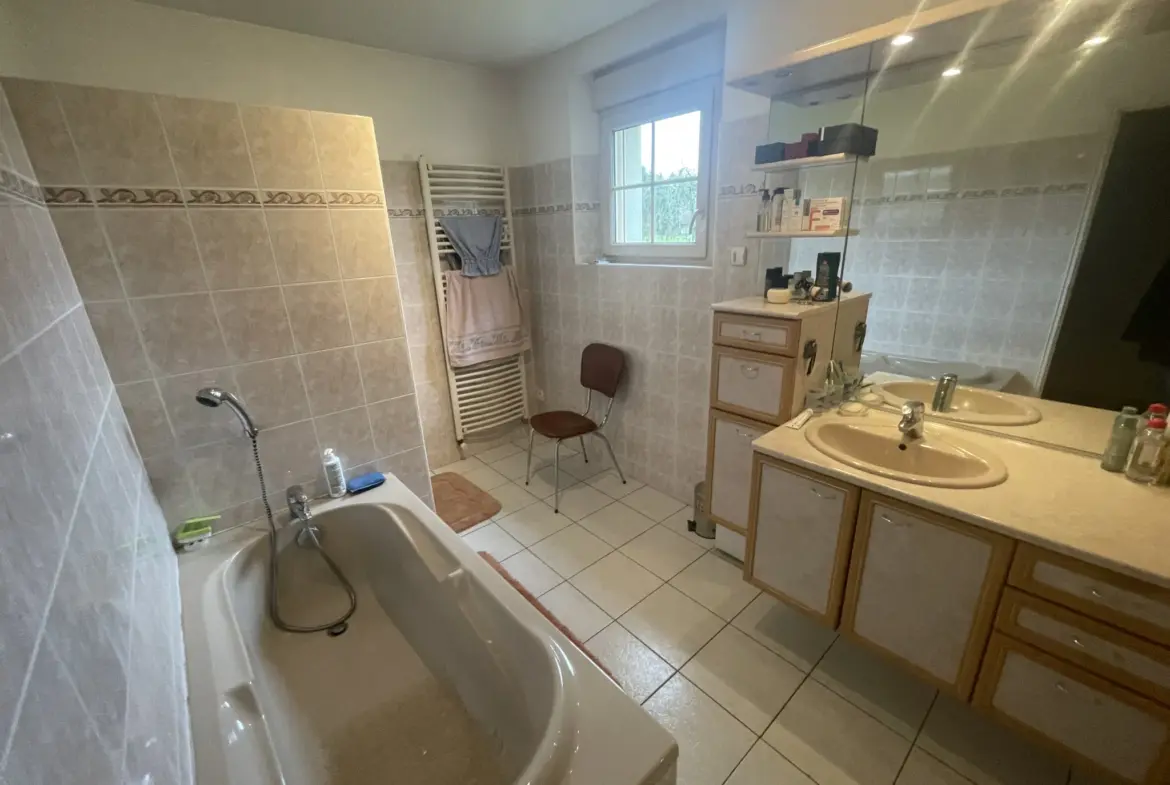 À vendre : Maison de 137 m² à Noyant avec grandes dépendances 