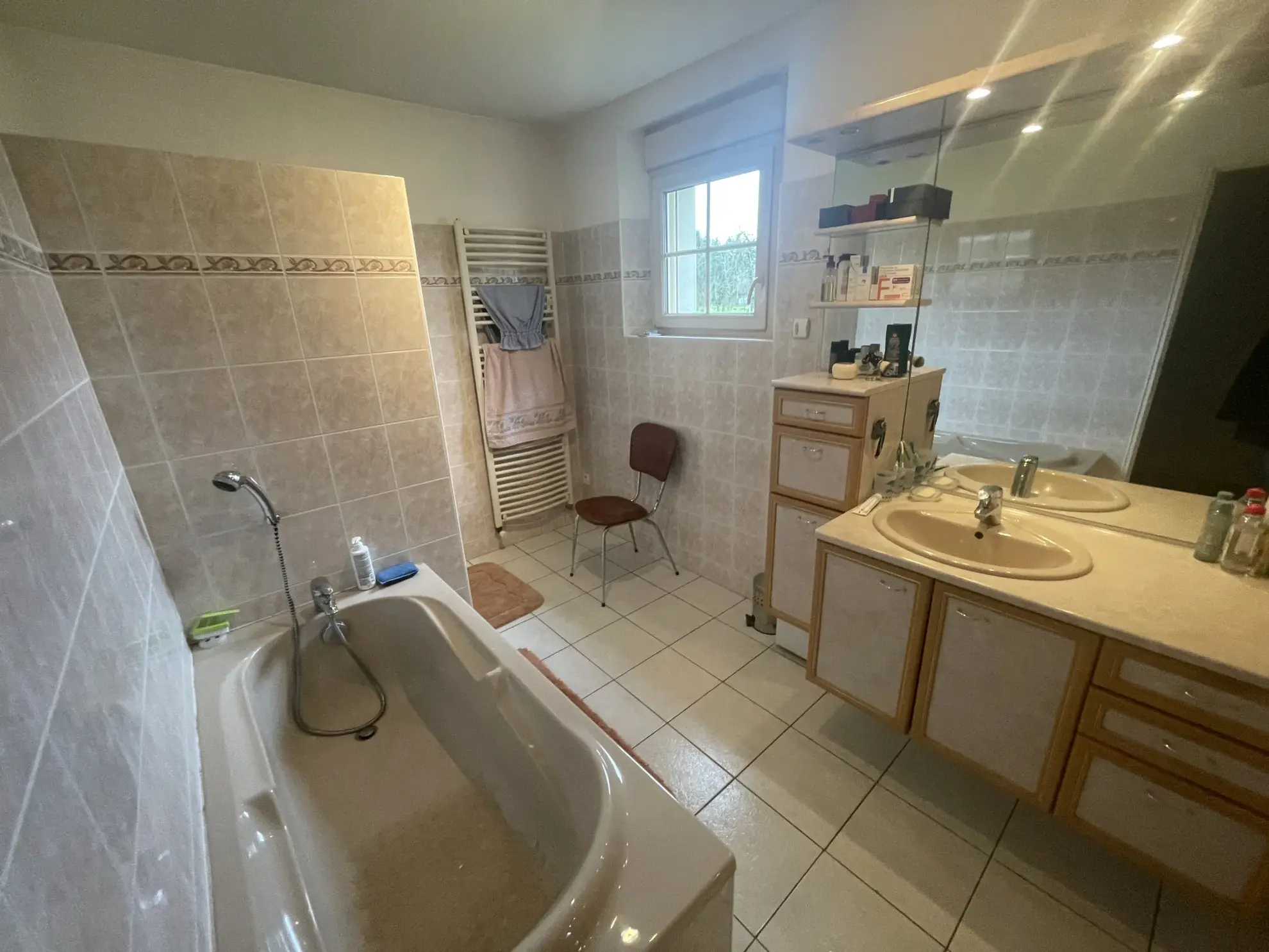 À vendre : Maison de 137 m² à Noyant avec grandes dépendances 