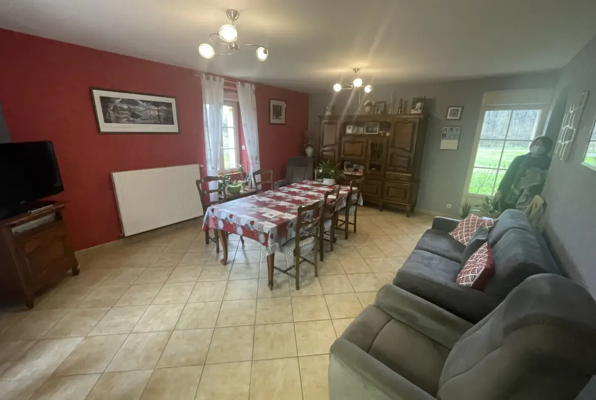 À vendre : Maison de 137 m² à Noyant avec grandes dépendances 