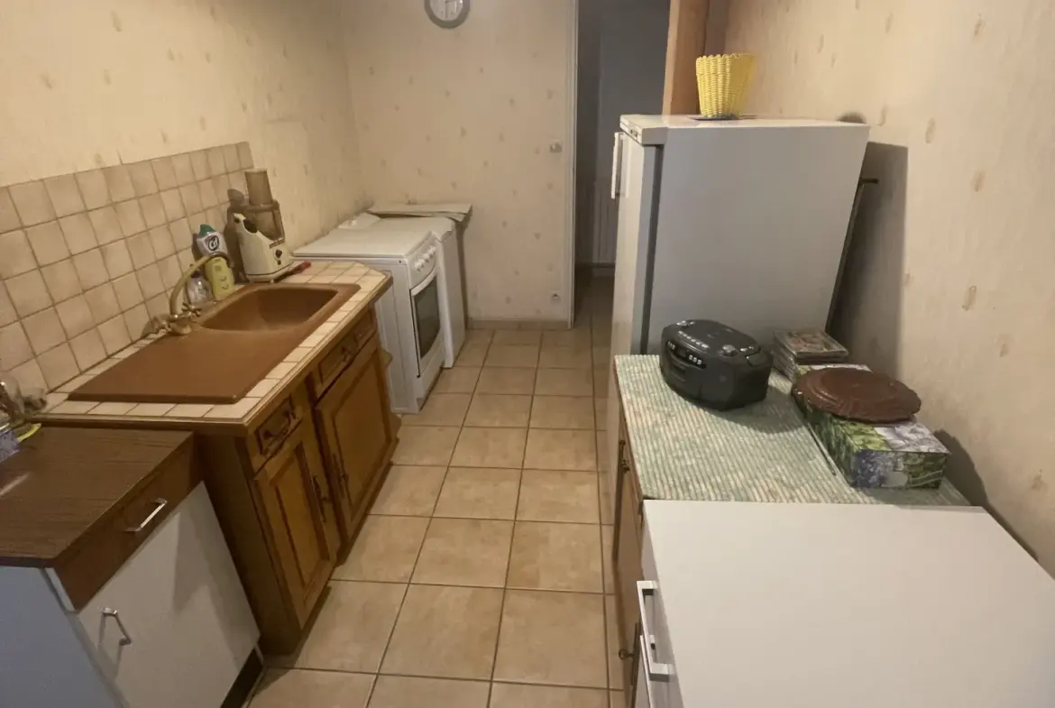 À vendre : Maison de 137 m² à Noyant avec grandes dépendances 