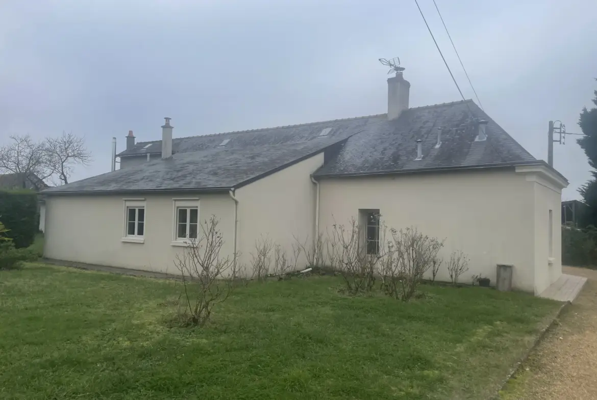 À vendre : Maison de 137 m² à Noyant avec grandes dépendances 