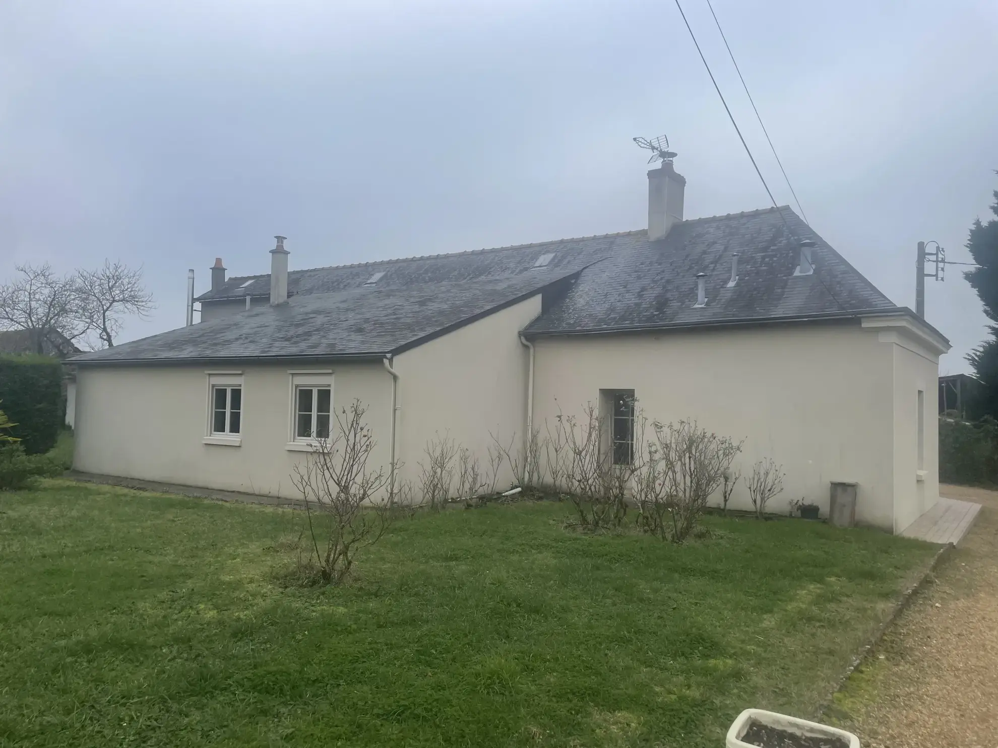 À vendre : Maison de 137 m² à Noyant avec grandes dépendances 