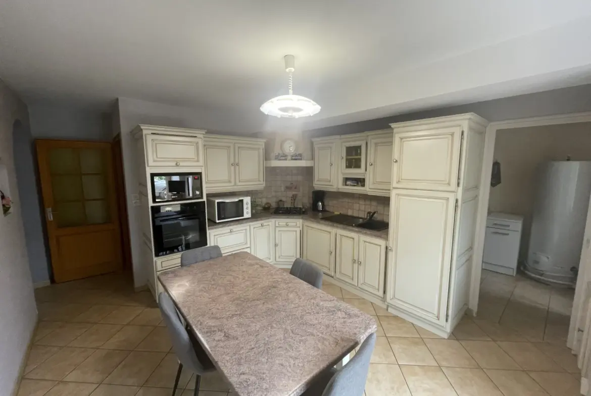À vendre : Maison de 137 m² à Noyant avec grandes dépendances 