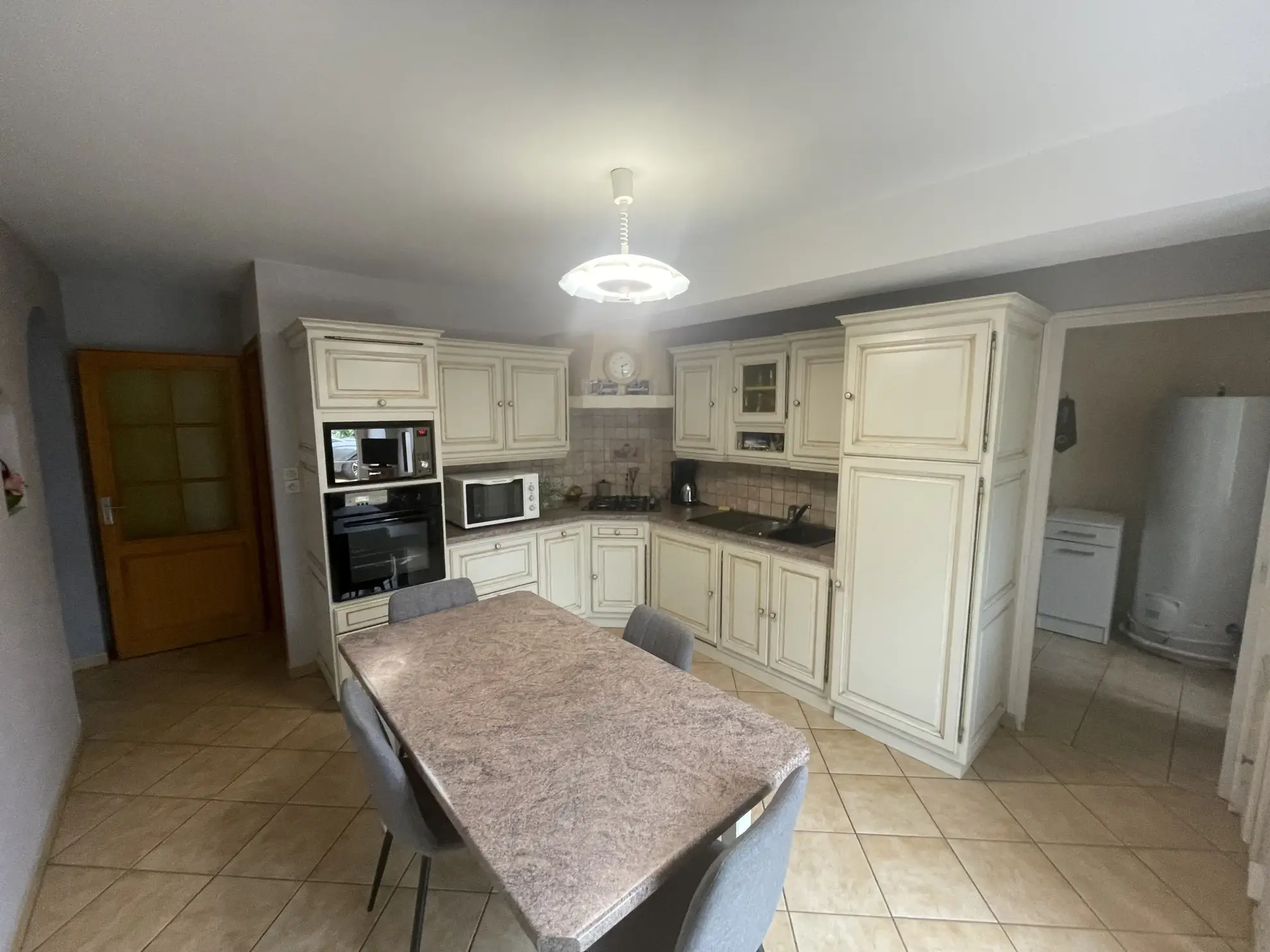 À vendre : Maison de 137 m² à Noyant avec grandes dépendances 