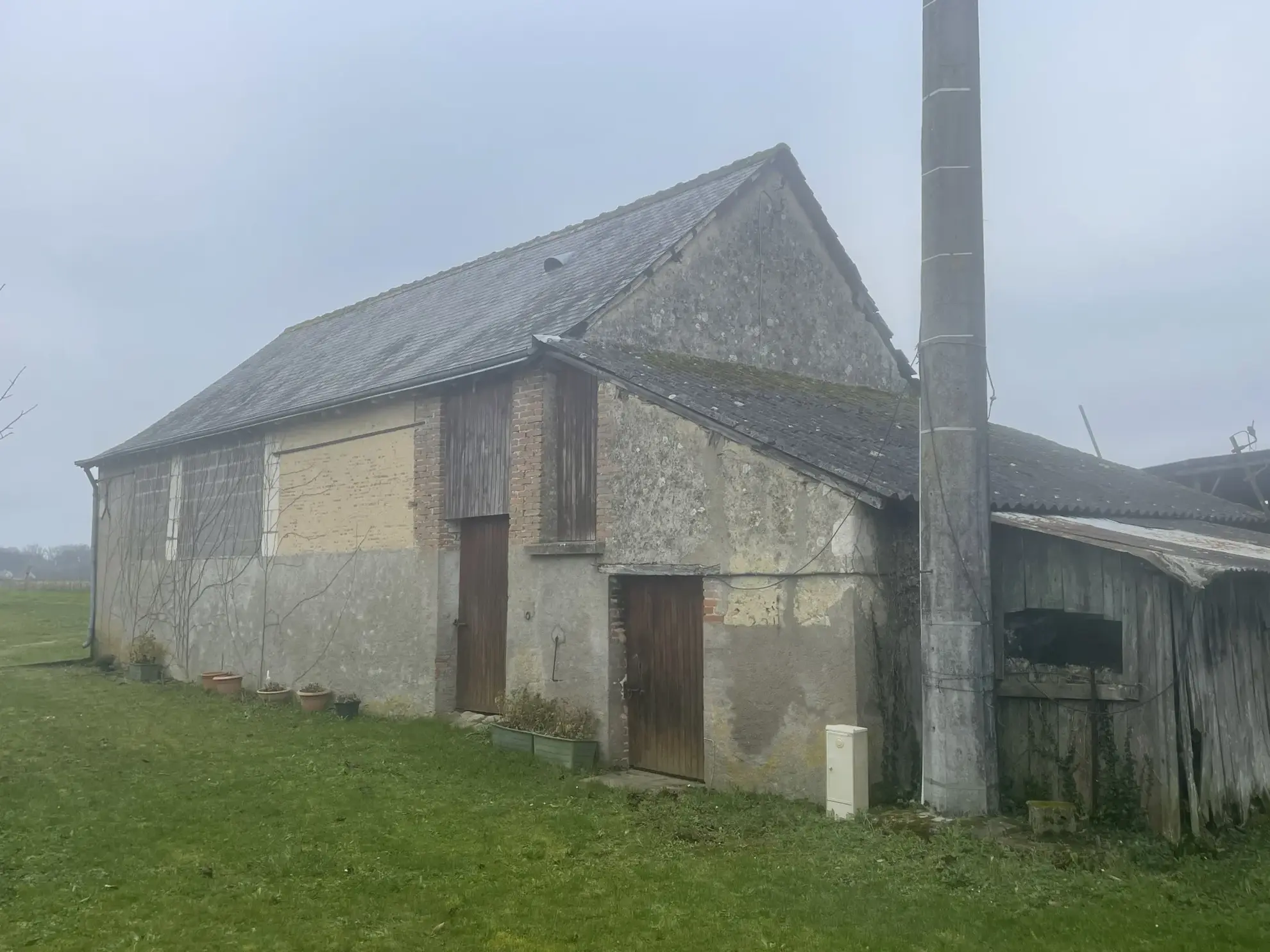 À vendre : Maison de 137 m² à Noyant avec grandes dépendances 