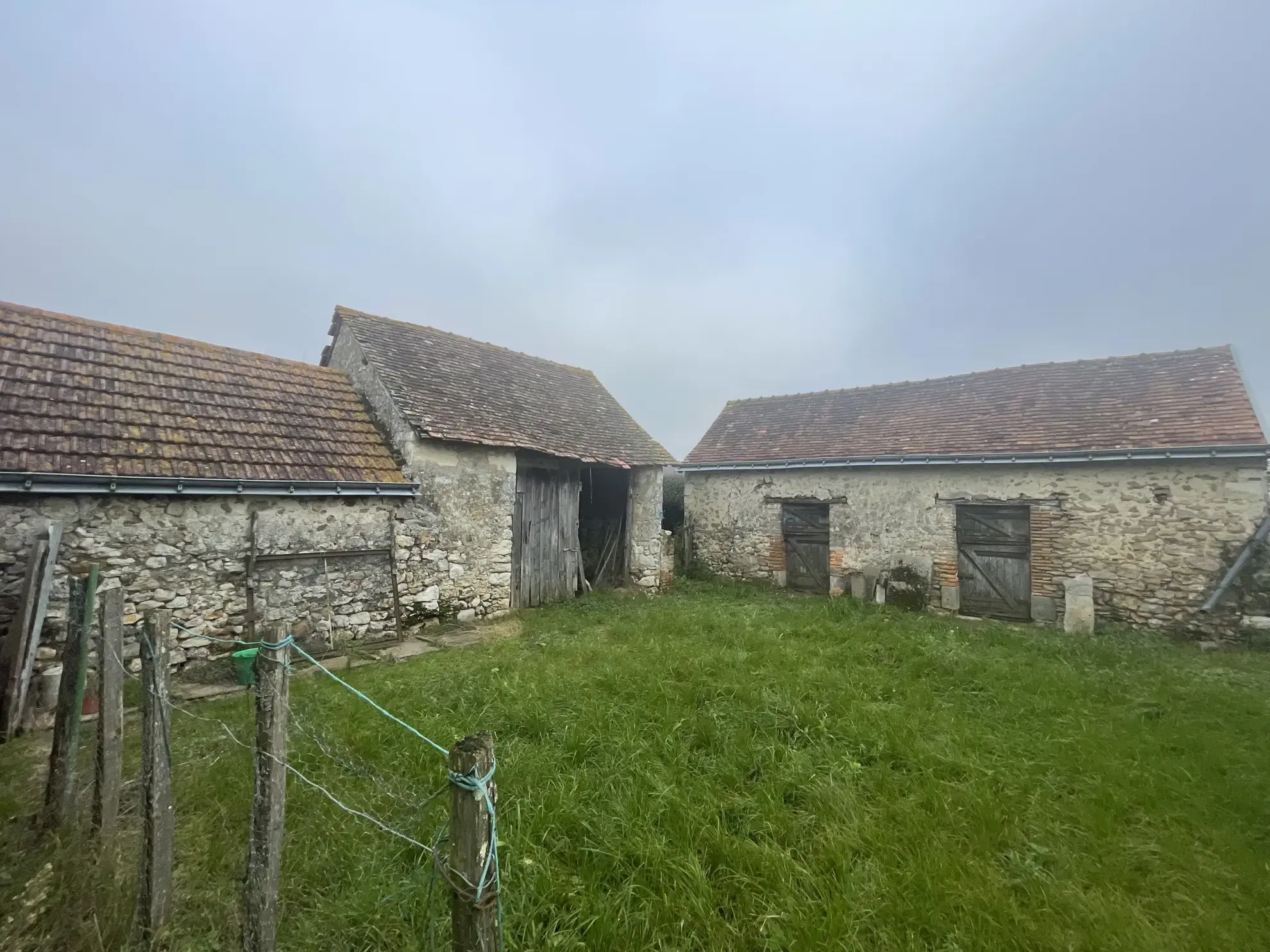 À vendre : Maison de 137 m² à Noyant avec grandes dépendances 