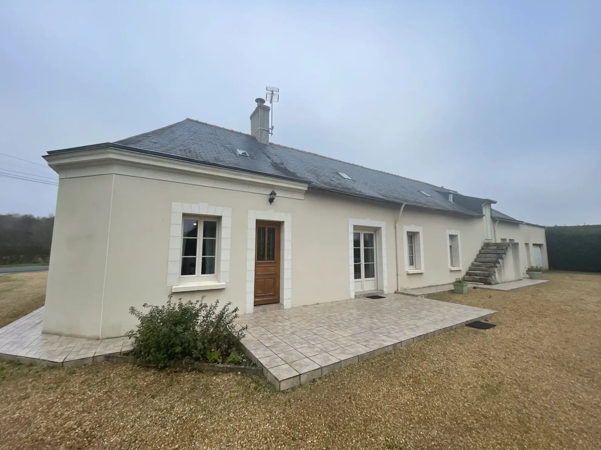À vendre : Maison de 137 m² à Noyant avec grandes dépendances 