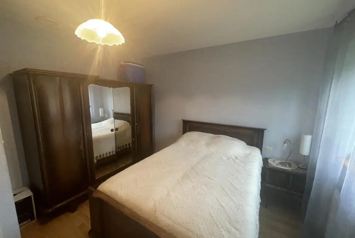 À vendre : Maison de 137 m² à Noyant avec grandes dépendances 