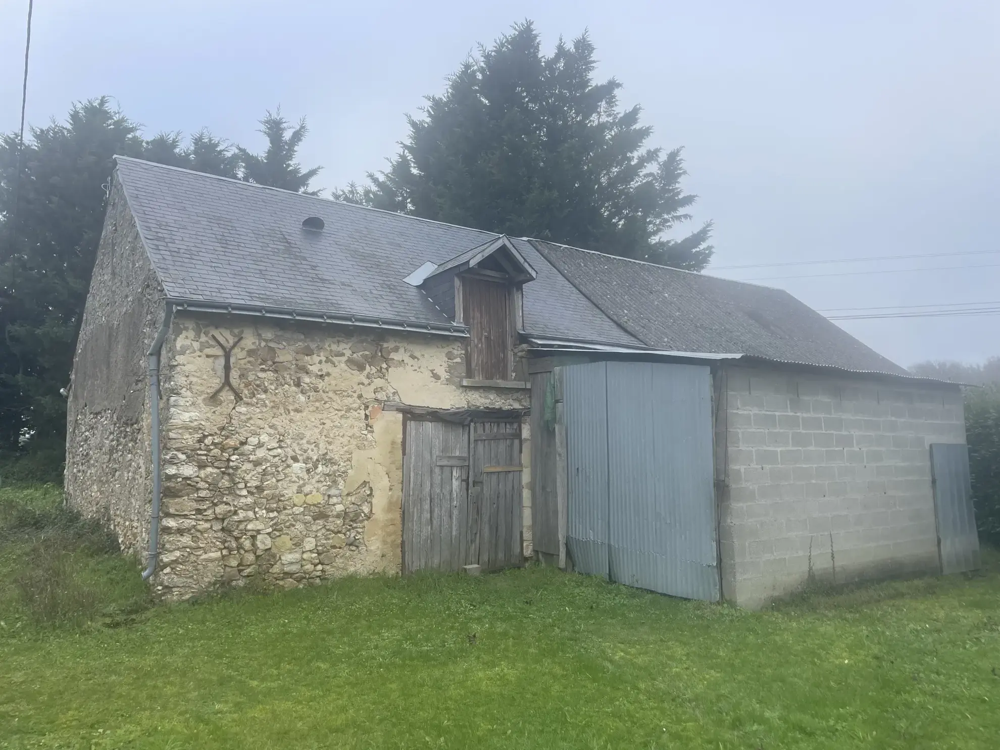 À vendre : Maison de 137 m² à Noyant avec grandes dépendances 