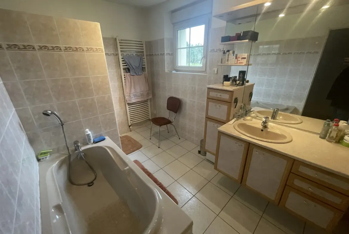 À vendre : Maison de 137 m² à Noyant avec grandes dépendances 