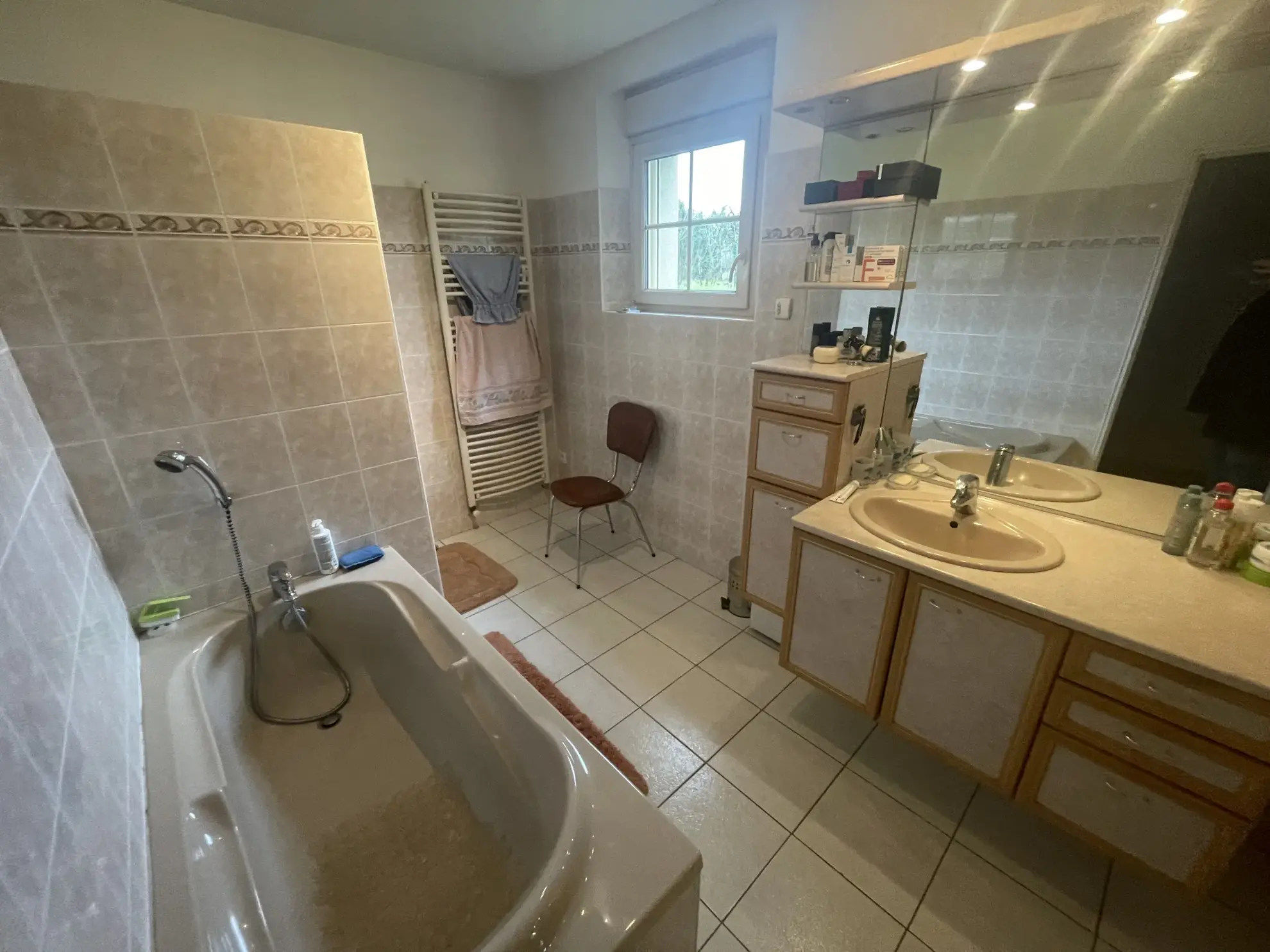 À vendre : Maison de 137 m² à Noyant avec grandes dépendances 