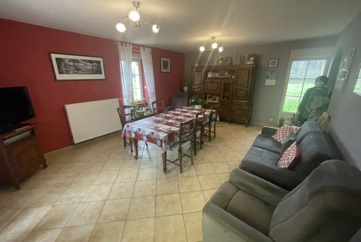 À vendre : Maison de 137 m² à Noyant avec grandes dépendances 