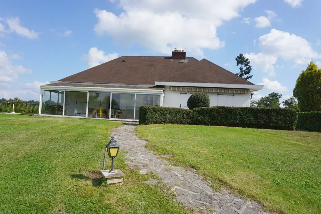 Maison d'habitation à vendre à Saint-Yan - 3 chambres, sous-sol, jardin