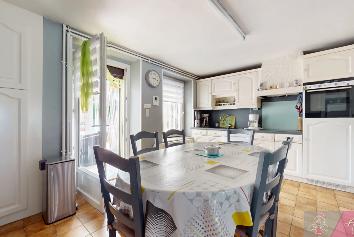 Maison mitoyenne à vendre à Mont sous Vaudrey - 162 m², 4 chambres 