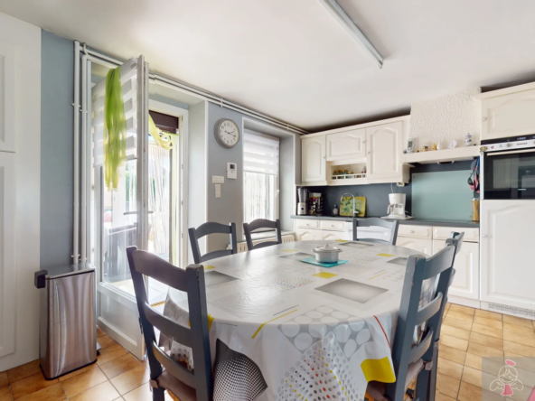 Maison mitoyenne à vendre à Mont sous Vaudrey - 162 m², 4 chambres 