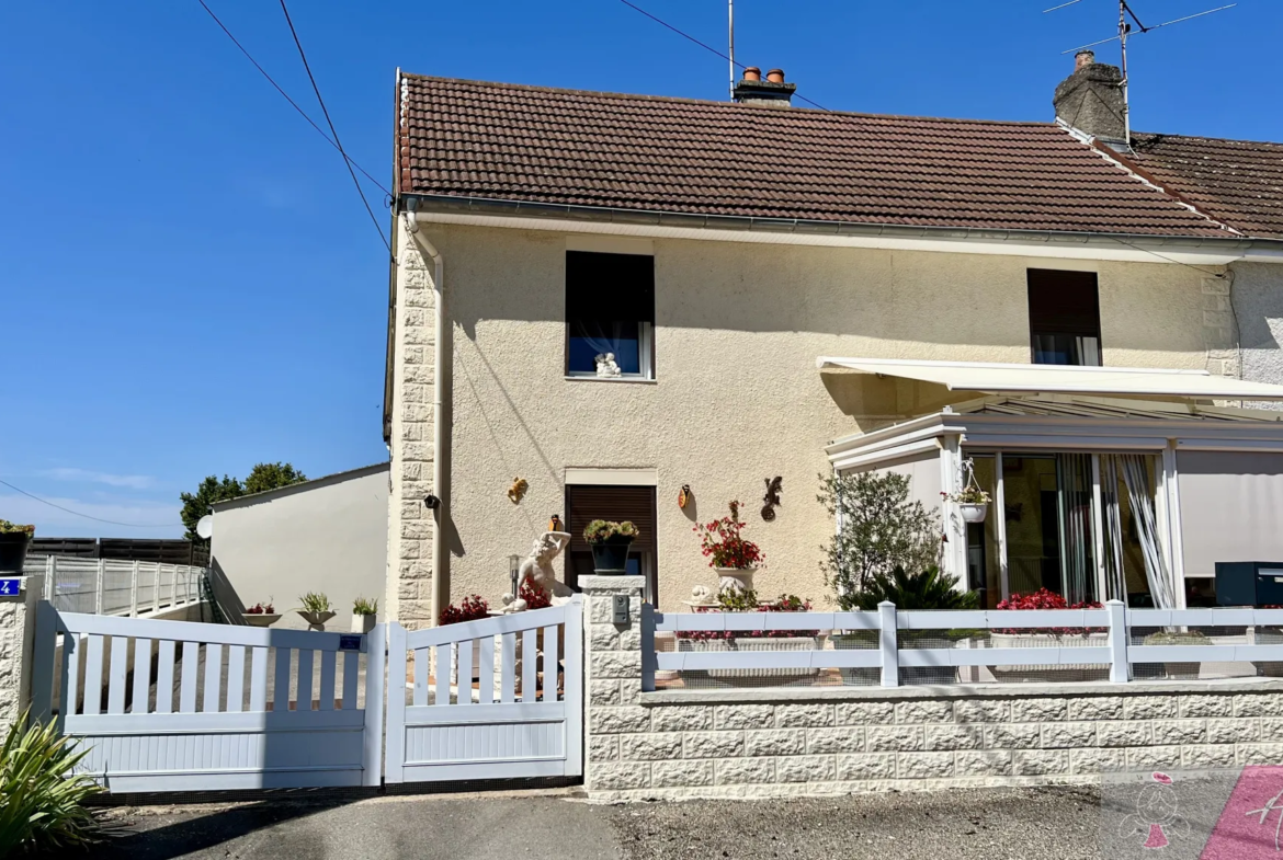 Maison mitoyenne à vendre à Mont sous Vaudrey - 162 m², 4 chambres 