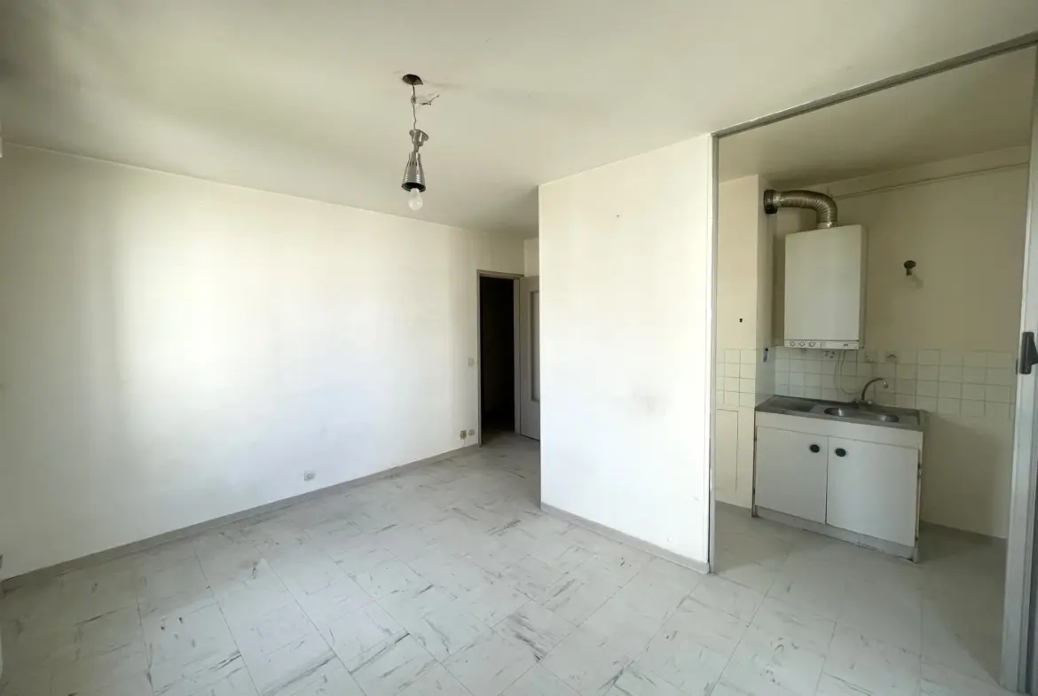 Studio à vendre 26 m² avec loggia et place de parking à Toulon 