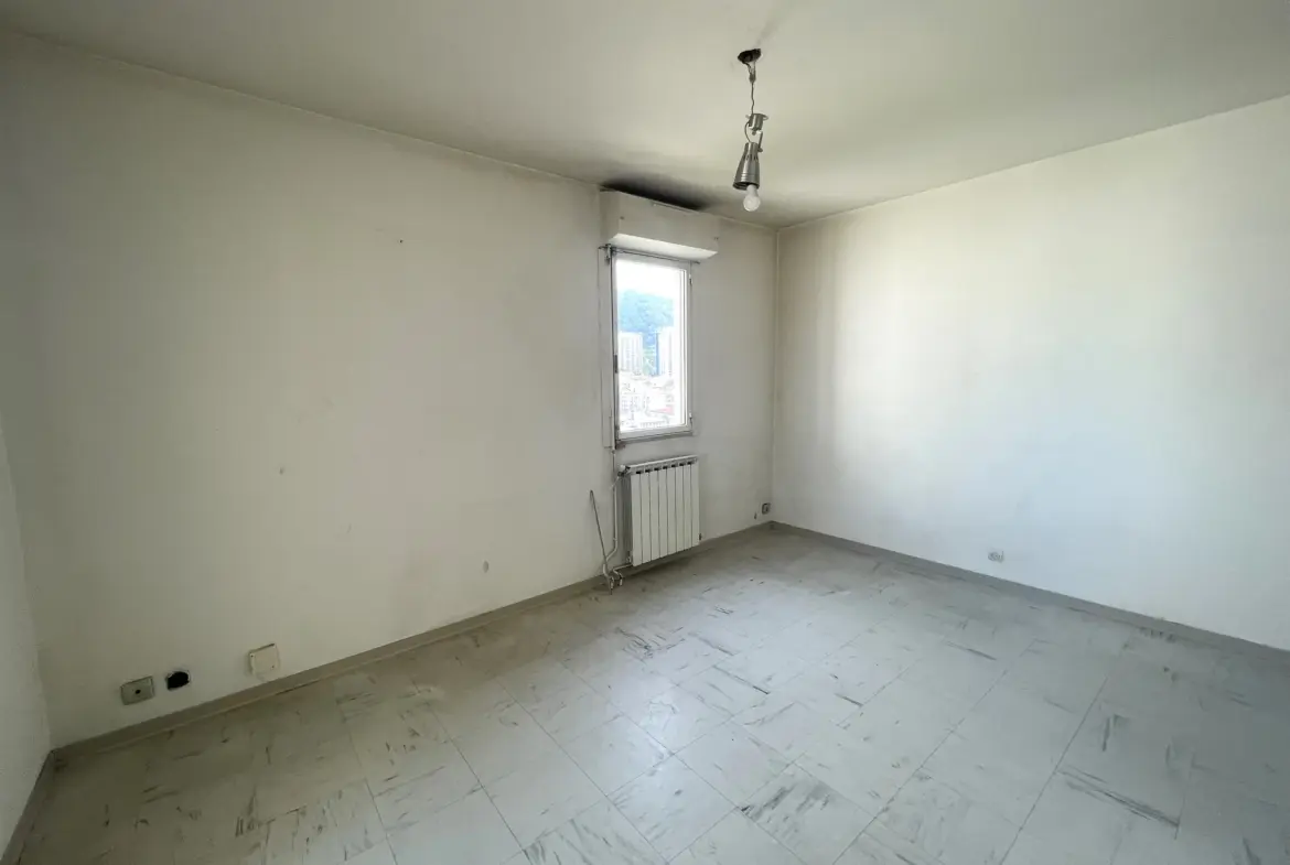 Studio à vendre 26 m² avec loggia et place de parking à Toulon 