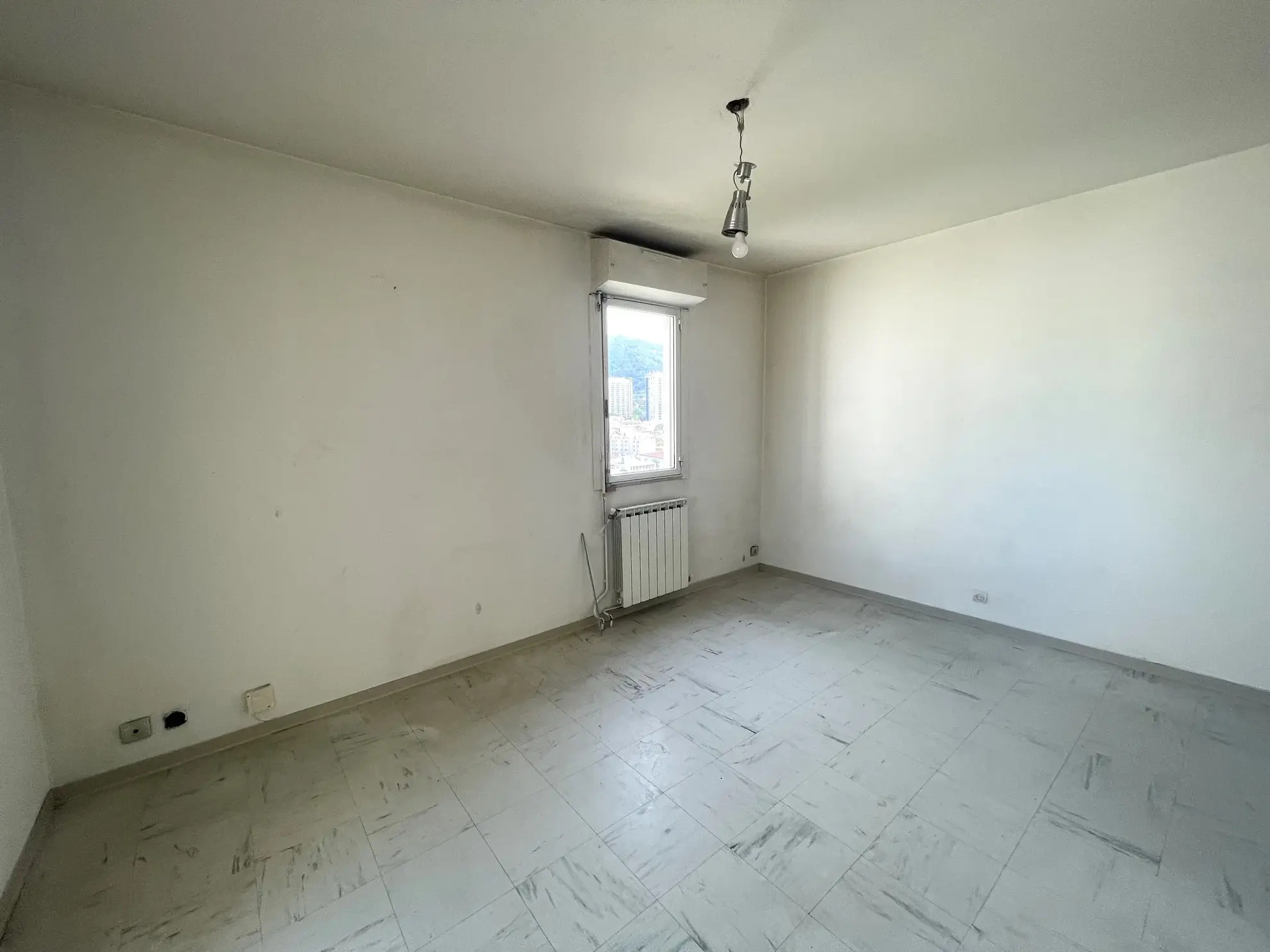 Studio à vendre 26 m² avec loggia et place de parking à Toulon 