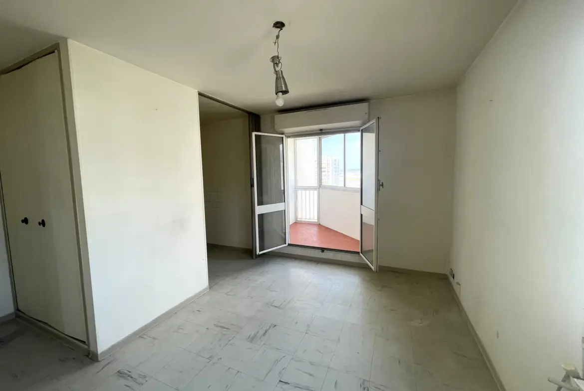Studio à vendre 26 m² avec loggia et place de parking à Toulon 