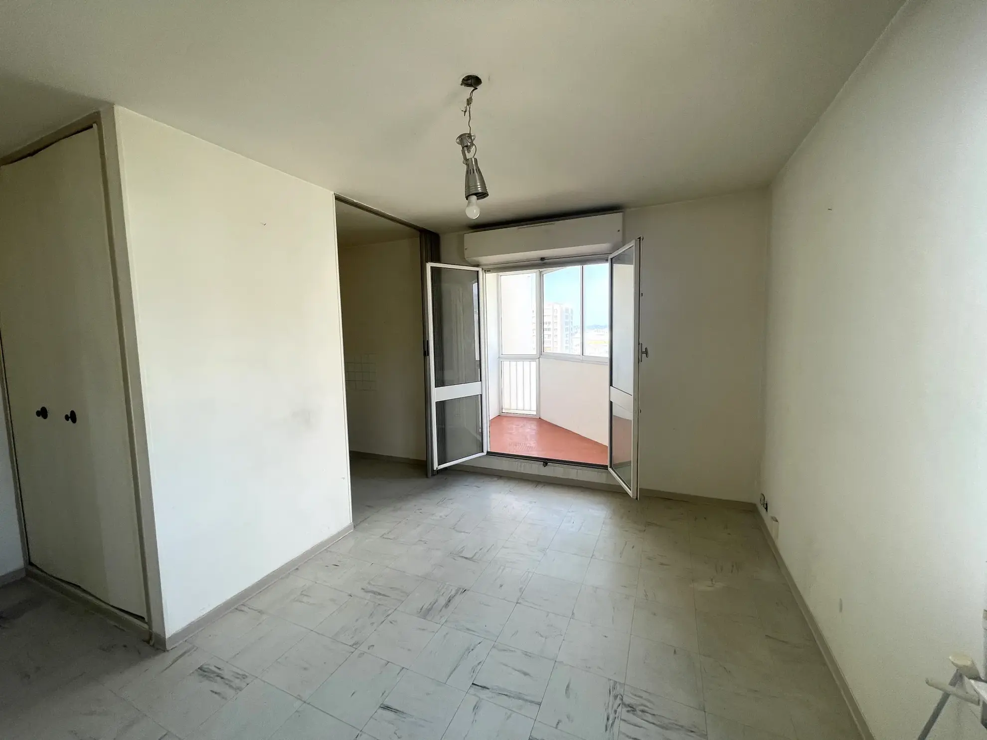 Studio à vendre 26 m² avec loggia et place de parking à Toulon 