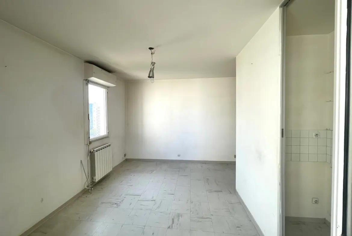 Studio à vendre 26 m² avec loggia et place de parking à Toulon 