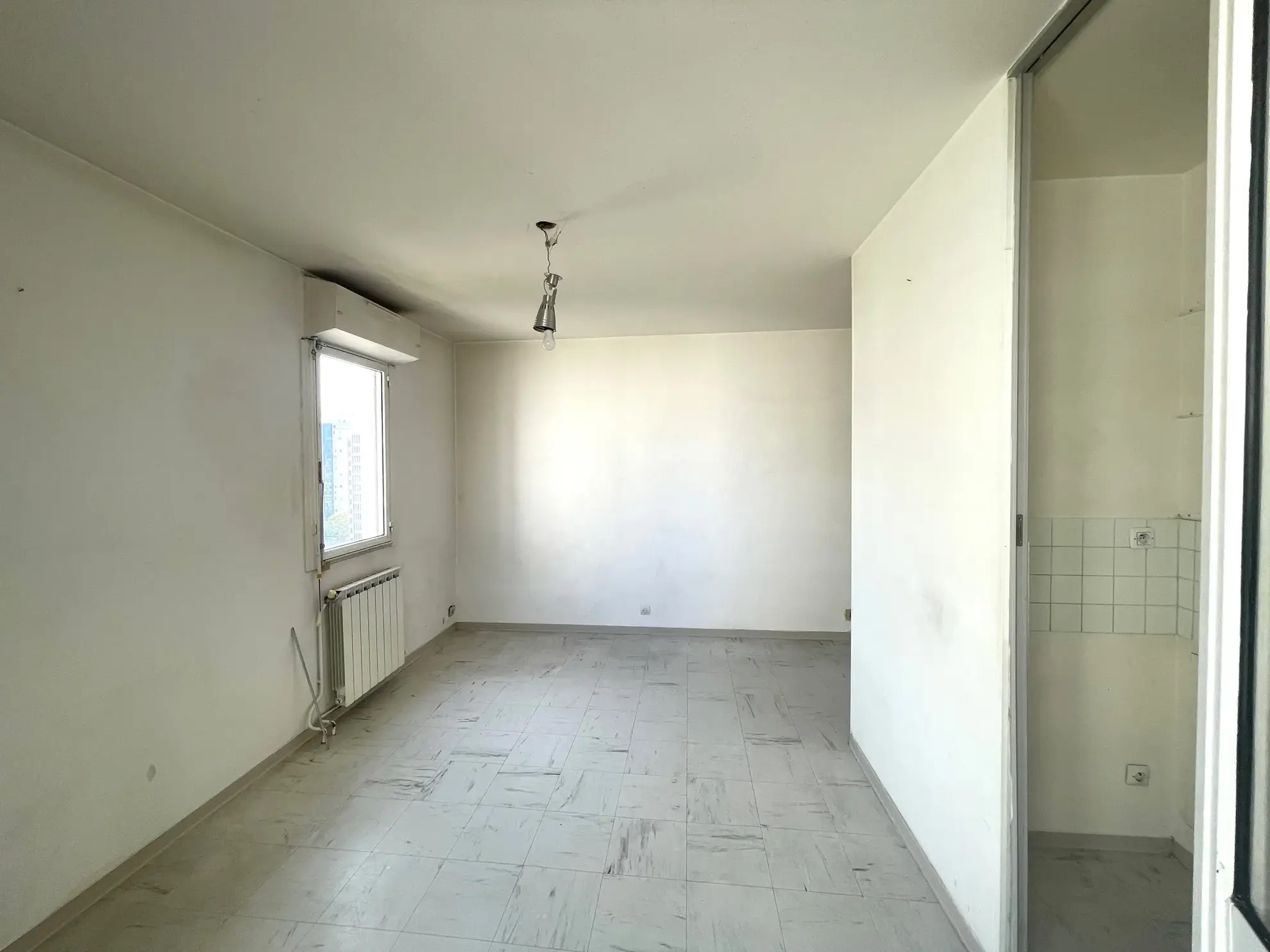 Studio à vendre 26 m² avec loggia et place de parking à Toulon 