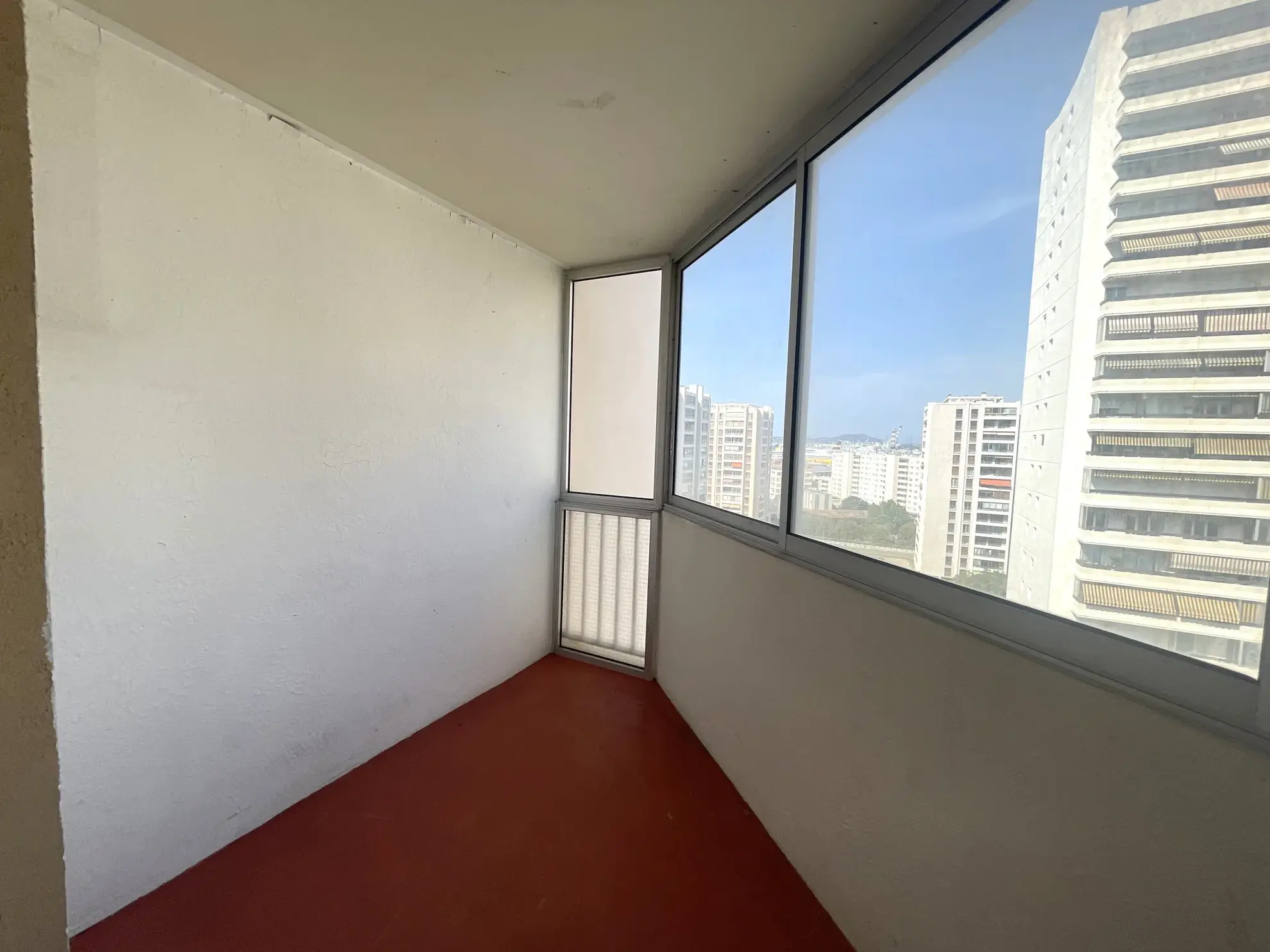 Studio à vendre 26 m² avec loggia et place de parking à Toulon 
