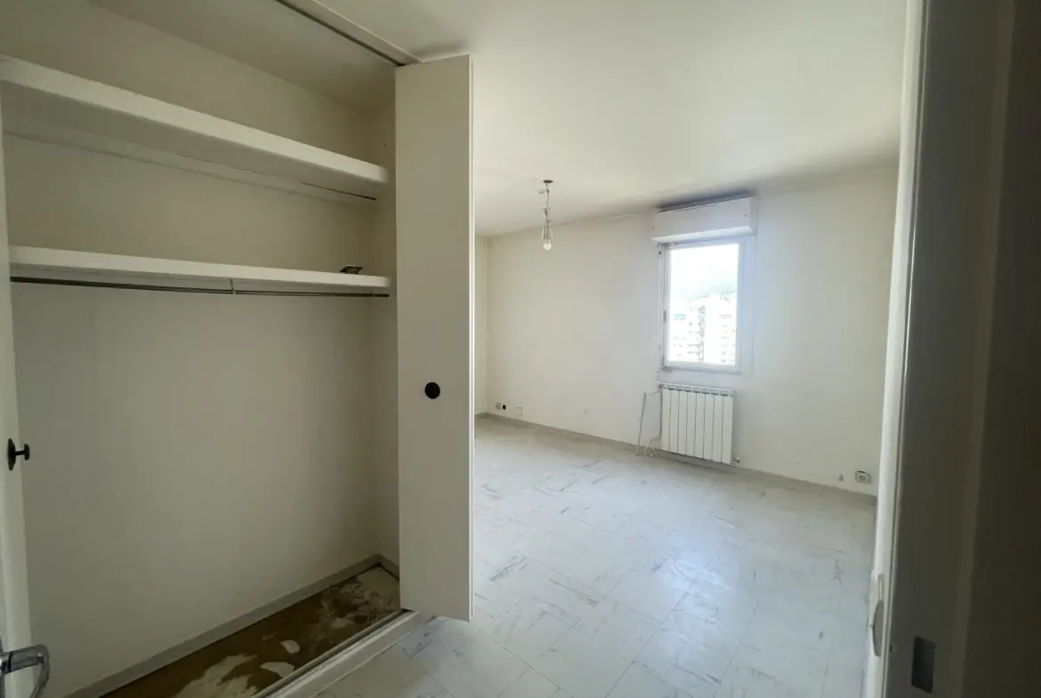 Studio à vendre 26 m² avec loggia et place de parking à Toulon 