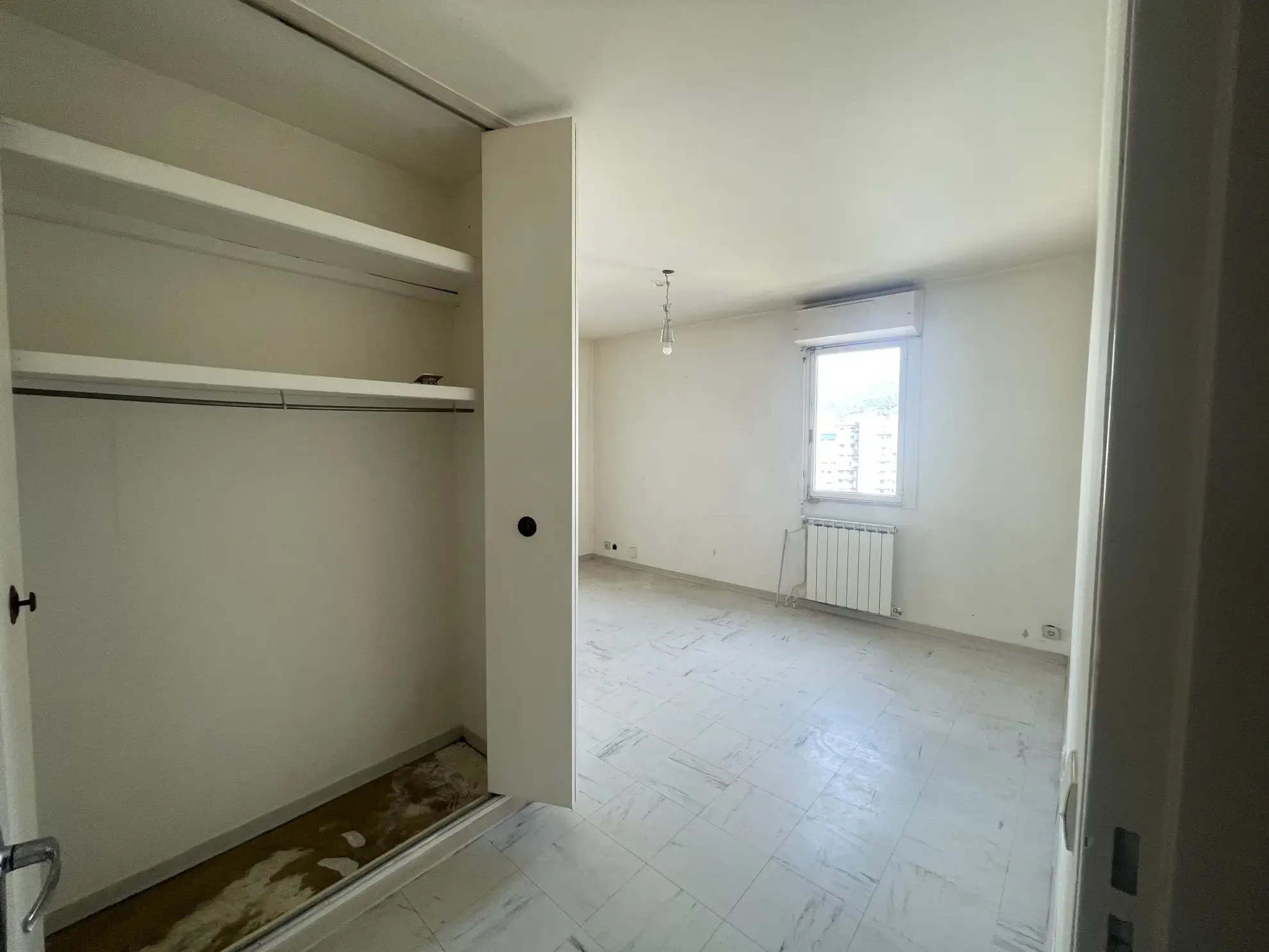Studio à vendre 26 m² avec loggia et place de parking à Toulon 