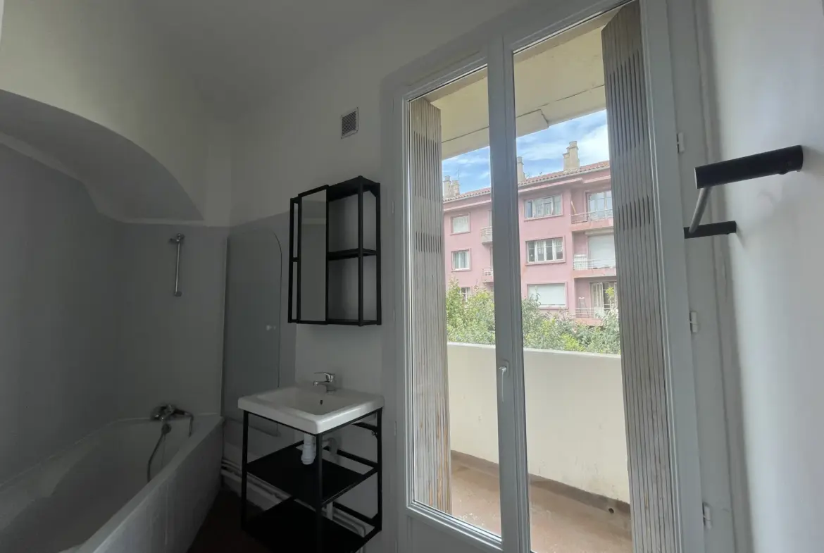 À vendre : Appartement 2 pièces de 42 m² à Toulon dans le quartier du Pont du Las 