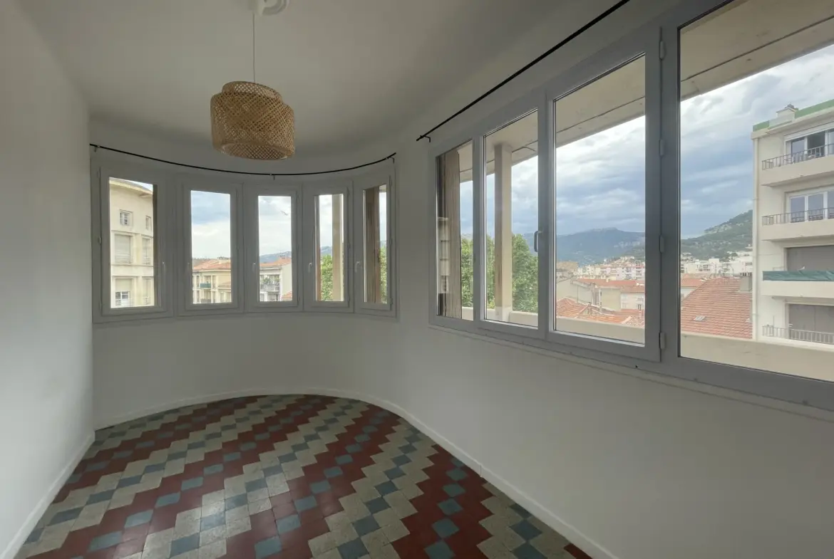 À vendre : Appartement 2 pièces de 42 m² à Toulon dans le quartier du Pont du Las 