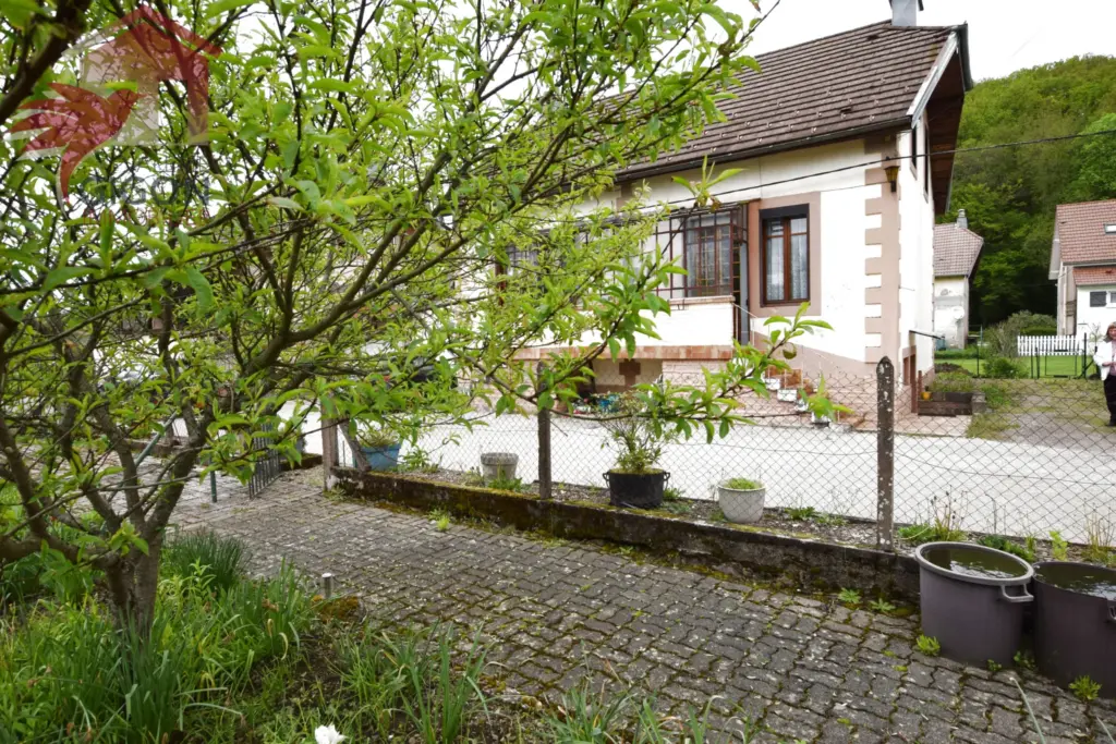 Jolie Maison en Pierres à Melisey avec Vue Dégagée