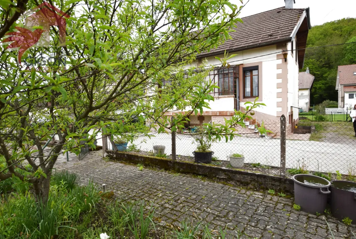 Jolie Maison en Pierres à Melisey avec Vue Dégagée 