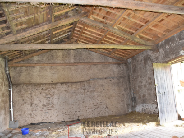 Vente d'un ancien corps de ferme avec dépendances à Monlet 