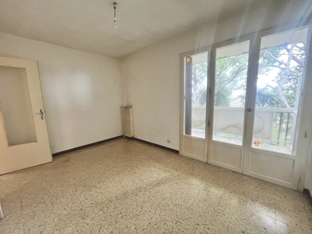 À vendre : Studio avec grande terrasse, garage et cave à Rognac
