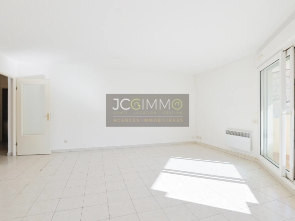 À vendre : Appartement T3 lumineux à Hyères - 73 m2 avec balcon et parking 