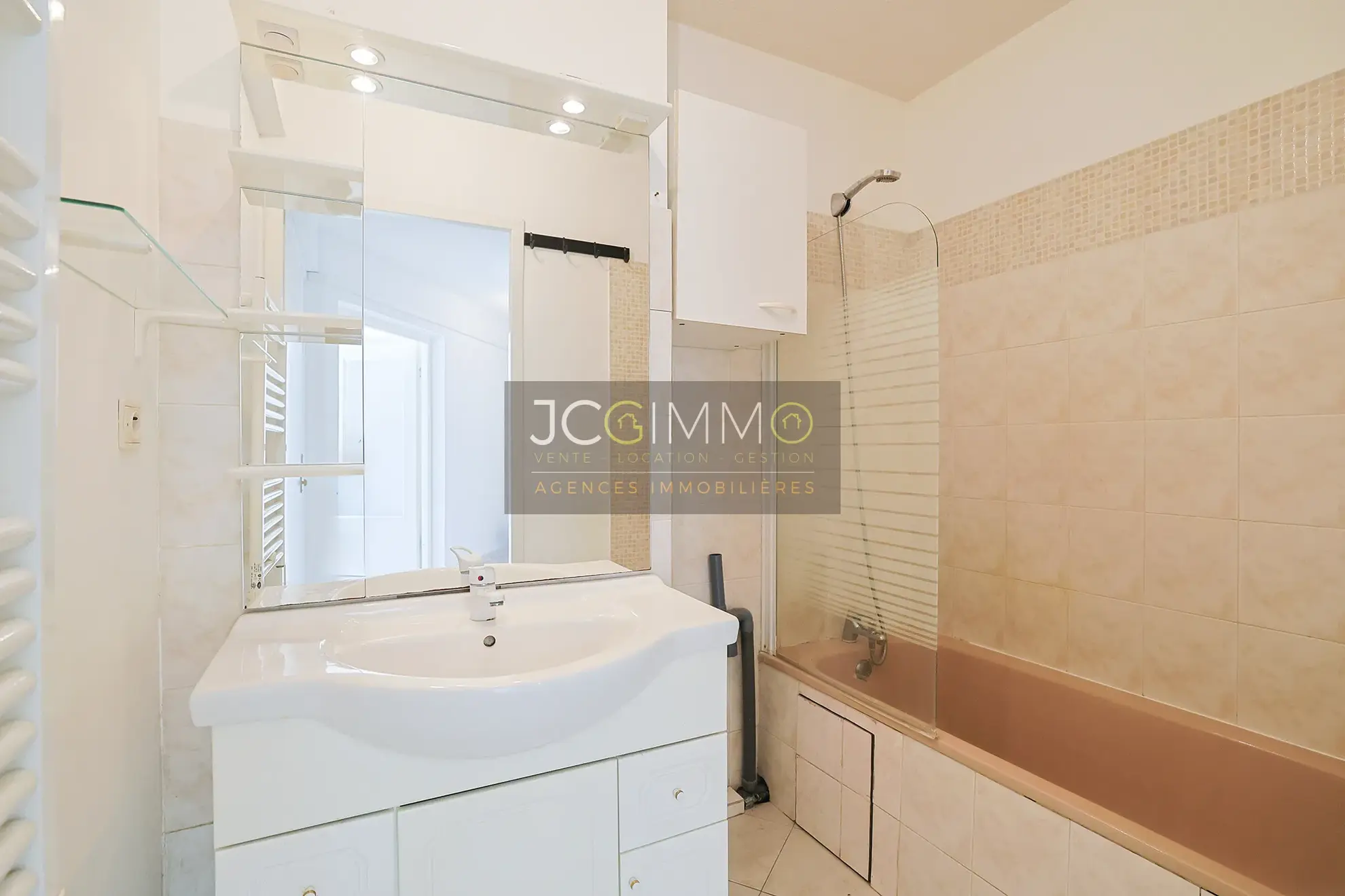 À vendre : Appartement T3 lumineux à Hyères - 73 m2 avec balcon et parking 