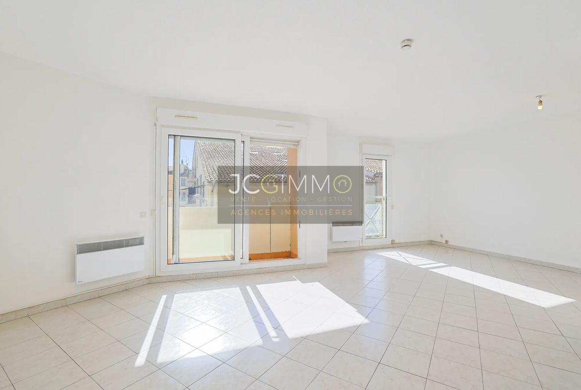 À vendre : Appartement T3 lumineux à Hyères - 73 m2 avec balcon et parking 