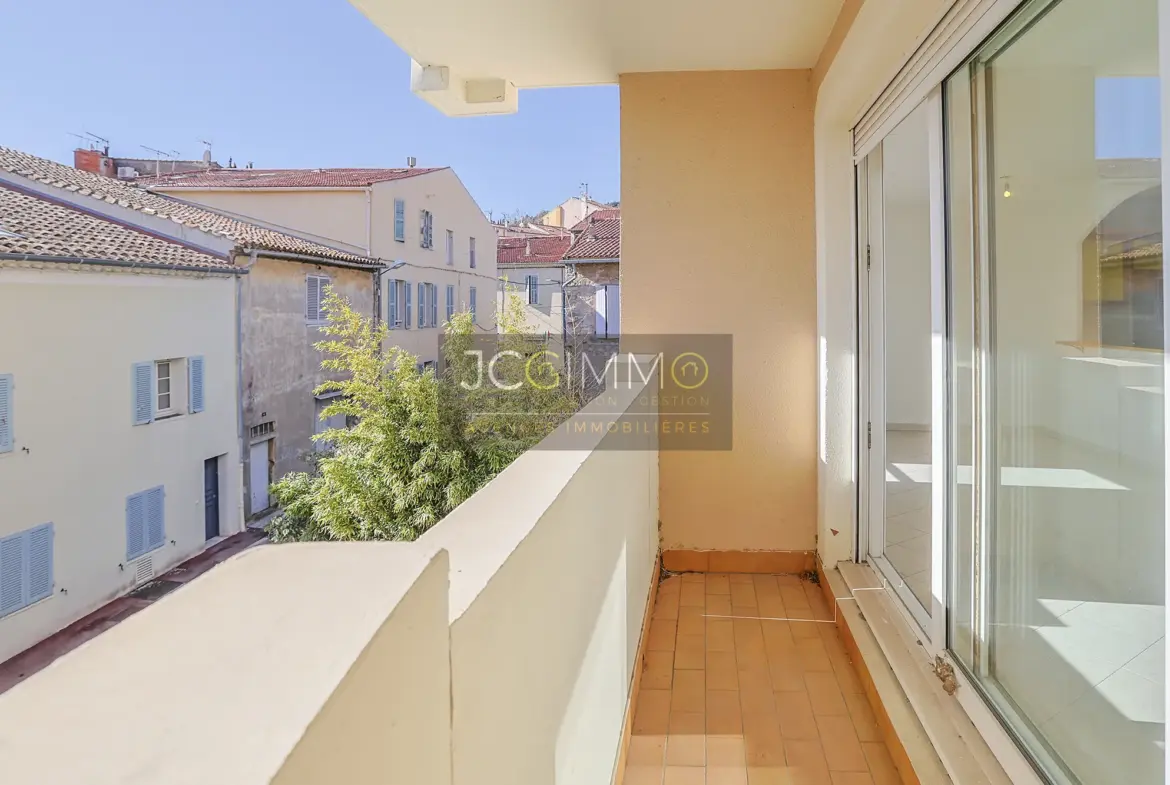 À vendre : Appartement T3 lumineux à Hyères - 73 m2 avec balcon et parking 