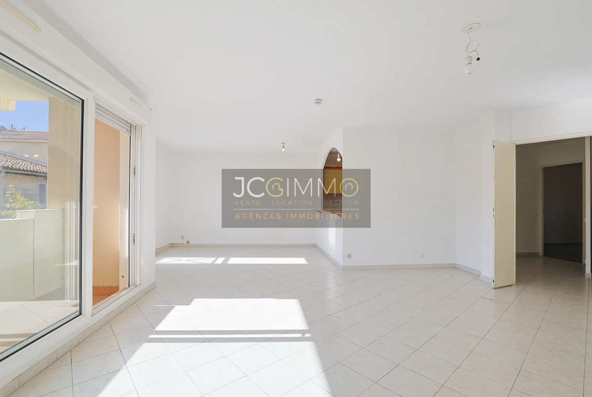 À vendre : Appartement T3 lumineux à Hyères - 73 m2 avec balcon et parking 