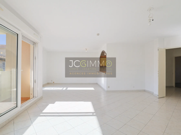 À vendre : Appartement T3 lumineux à Hyères - 73 m2 avec balcon et parking 