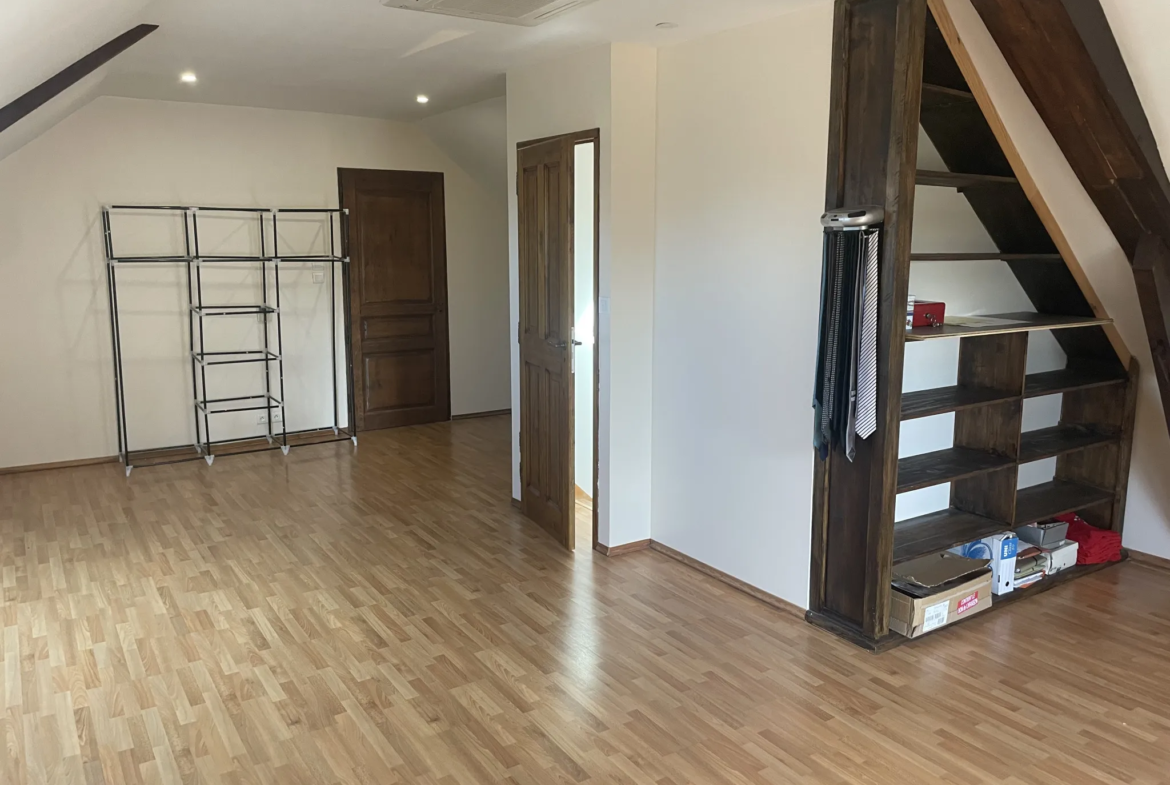 À vendre : Maison ancienne rénovée de 207 m² à Noyant 