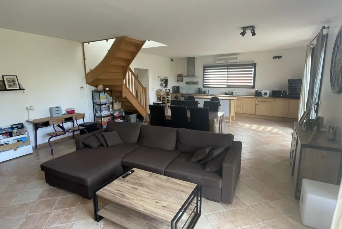 À vendre : Maison ancienne rénovée de 207 m² à Noyant 