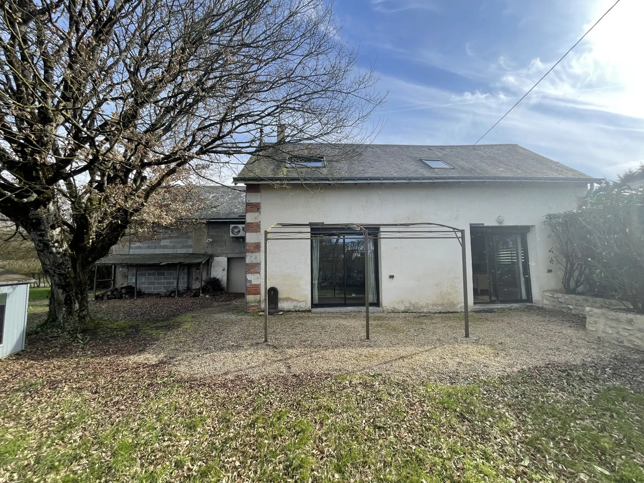 À vendre : Maison ancienne rénovée de 207 m² à Noyant 