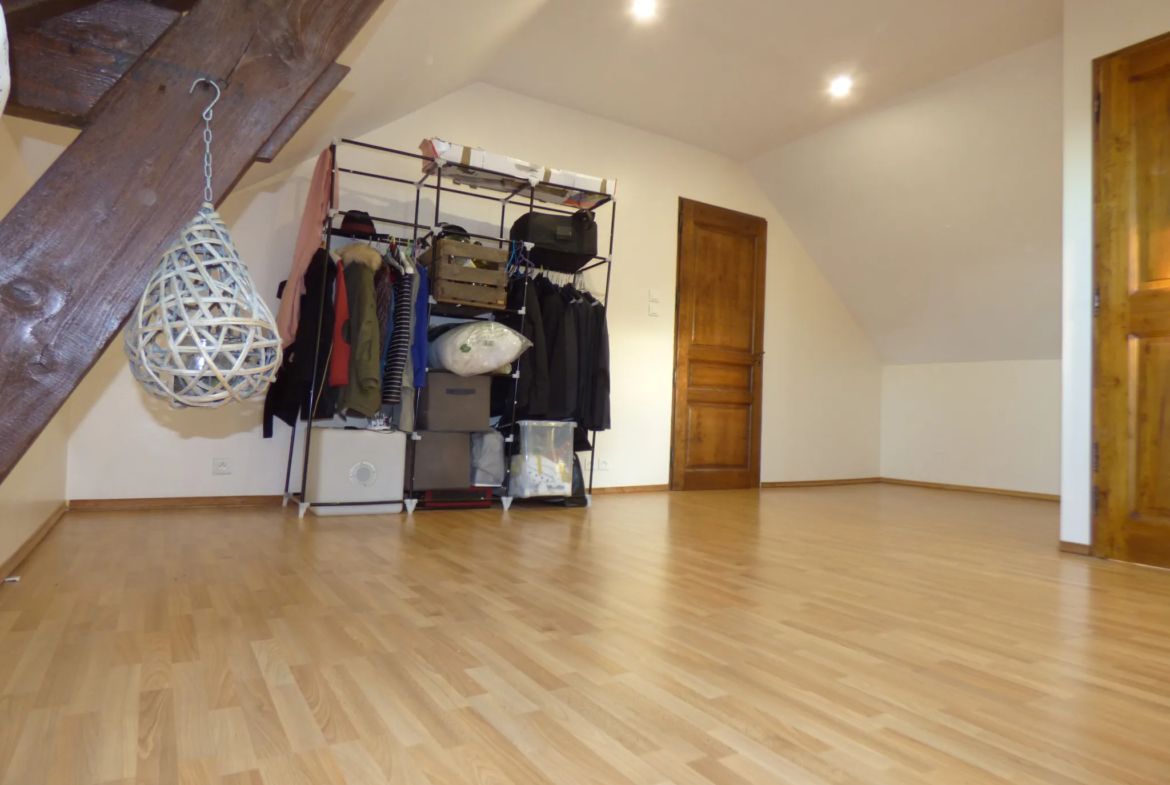 À vendre : Maison ancienne rénovée de 207 m² à Noyant 