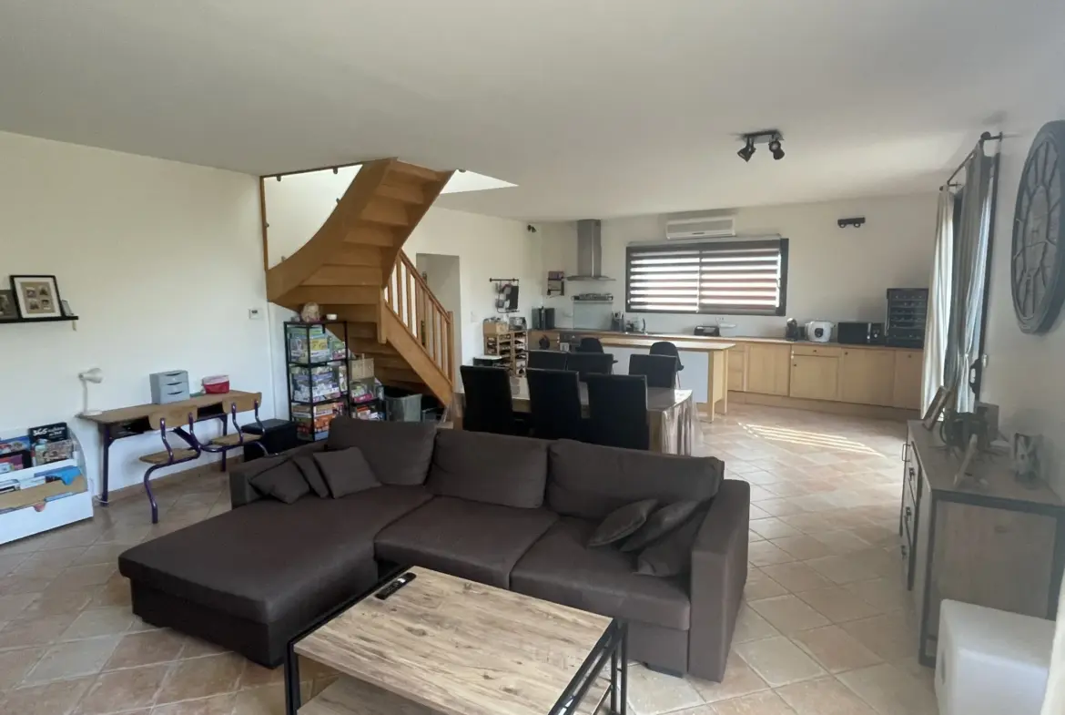 À vendre : Maison ancienne rénovée de 207 m² à Noyant 
