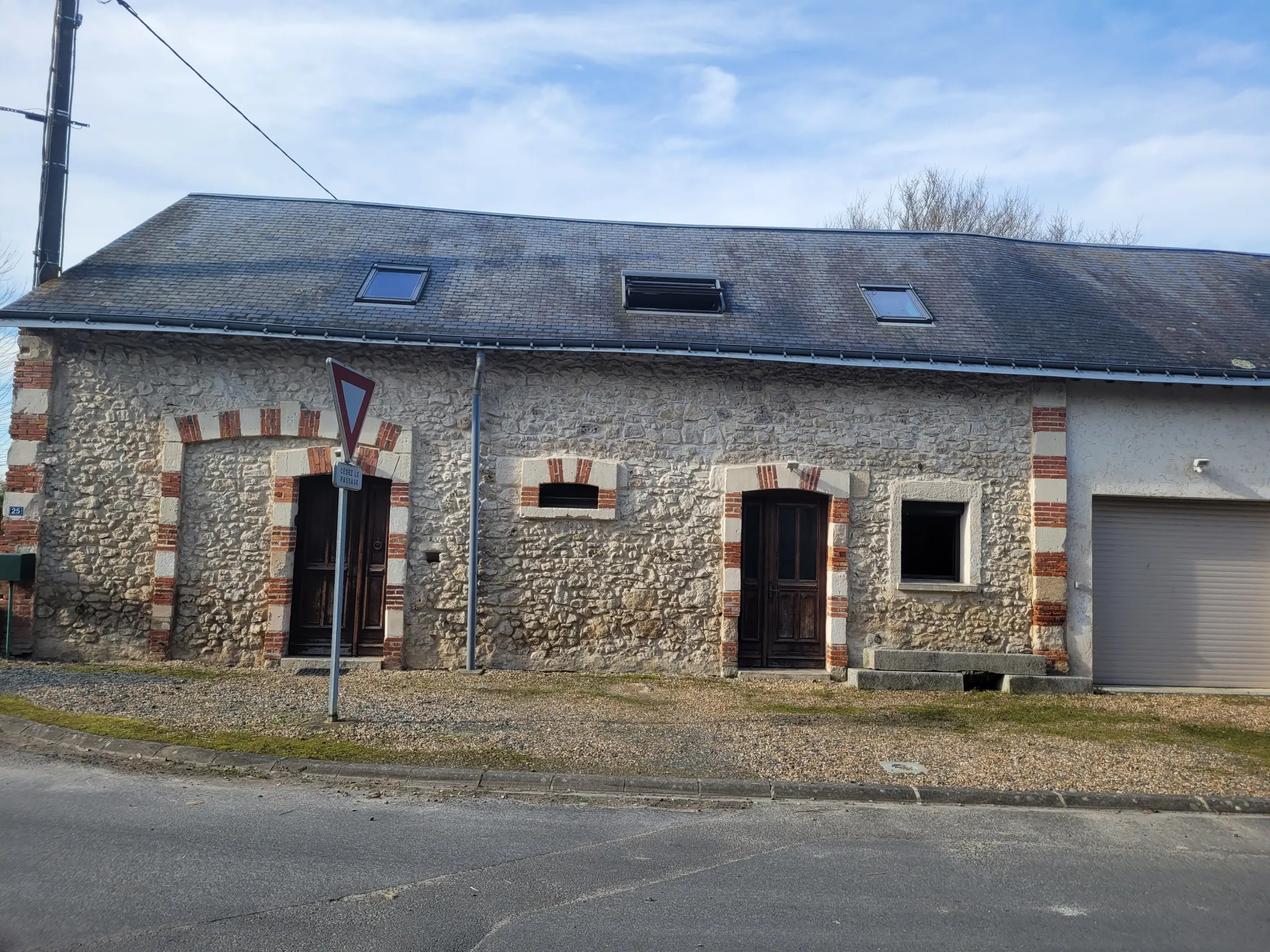 À vendre : Maison ancienne rénovée de 207 m² à Noyant 
